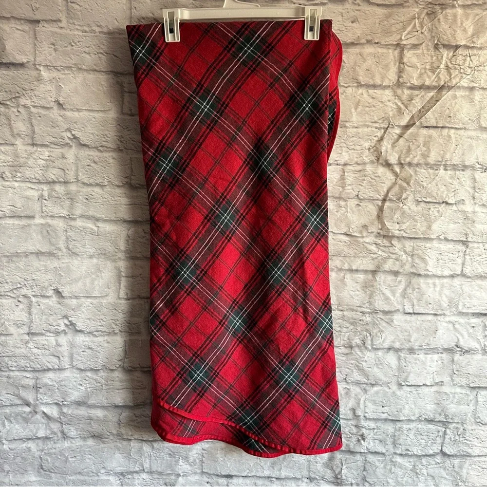 PREOWNED CHRISTMAS WILLIAMS SONOMA TARTAN RED PLAID ROUND TABLE CLOTH 70” - Picture 7 of 7